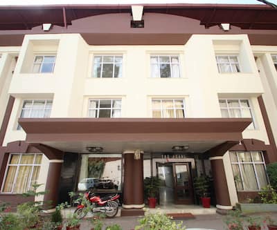 https://imgcld.yatra.com/ytimages/image/upload/t_hotel_yatra_city_desktop/v1422608609/Domestic Hotels/Hotels_Mussoorie/THE PEARL-A Royal Residency/Overview.jpg